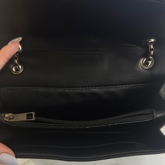 Elegant Black Crossbody Bag with Chain Strap - Picture 3 of 4